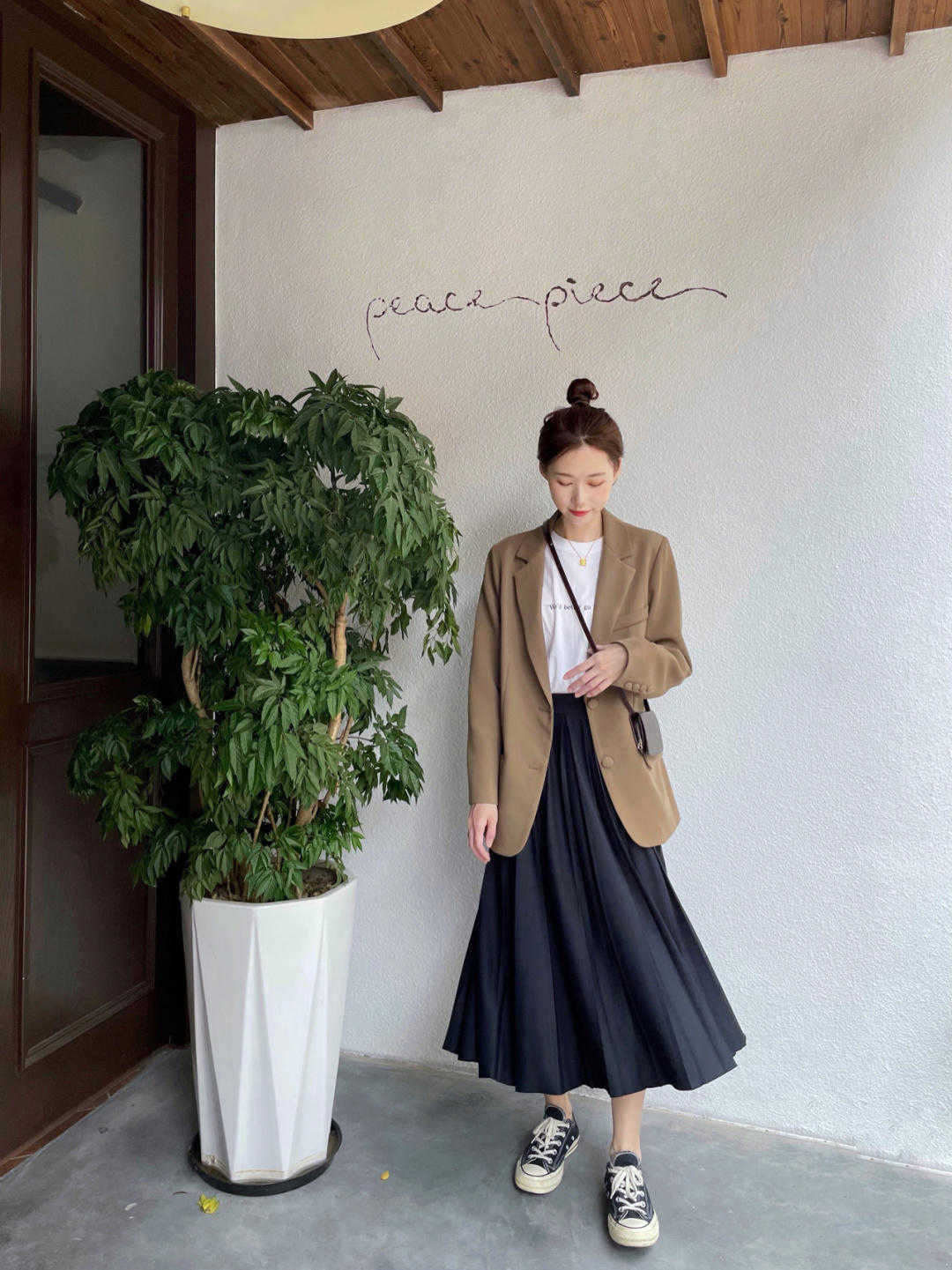 搭配|别再用西装配九分裤了!今年流行搭配小裙子,干练利落又不失温柔