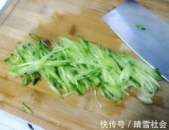 黄瓜|夏季天热,无论有钱没钱,这凉拌菜都要吃,清热解暑,天天吃不腻