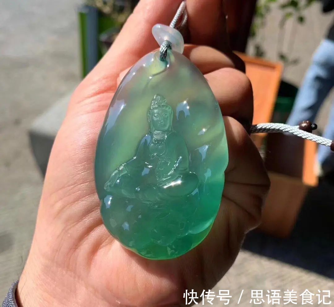 雕刻&一块晴底阳绿的翡翠片料,雕刻自在观音,让你看到不一样的玉雕作