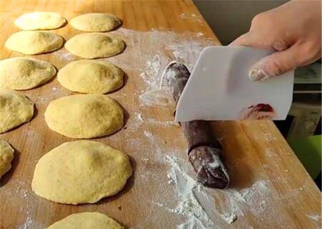 搅拌|玉米面是一种新的吃法。当你用开水搅拌筷子时,你将吃不到其中的三个