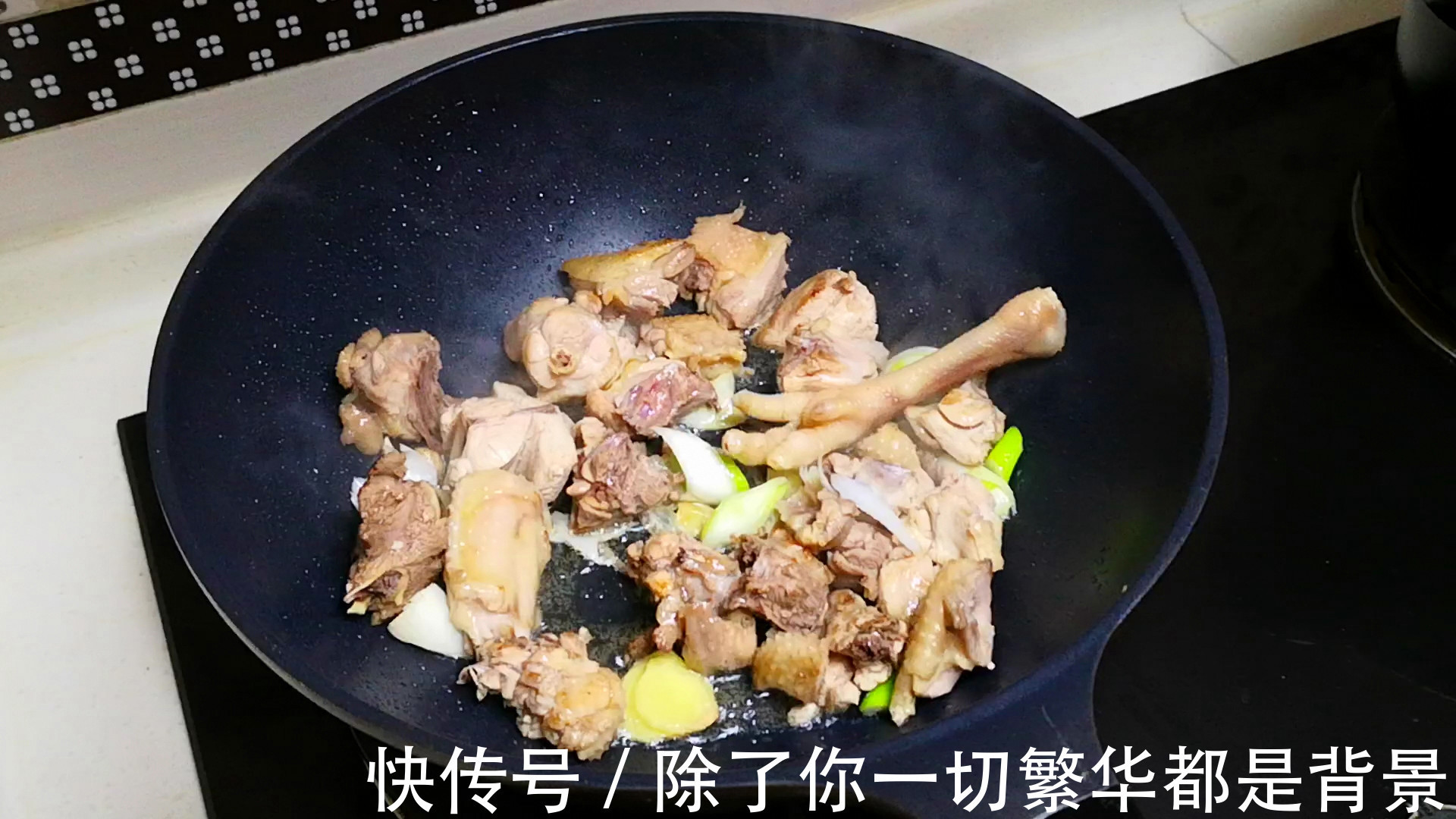 炖鸡汤时,直接下锅煮就废了,教你正确做法,鸡汤鲜美无腥味,香