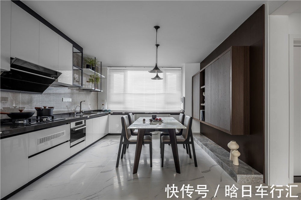 业主|黑白灰和实木打造的空间，设计独立入户鞋帽间，满足五口人的需求