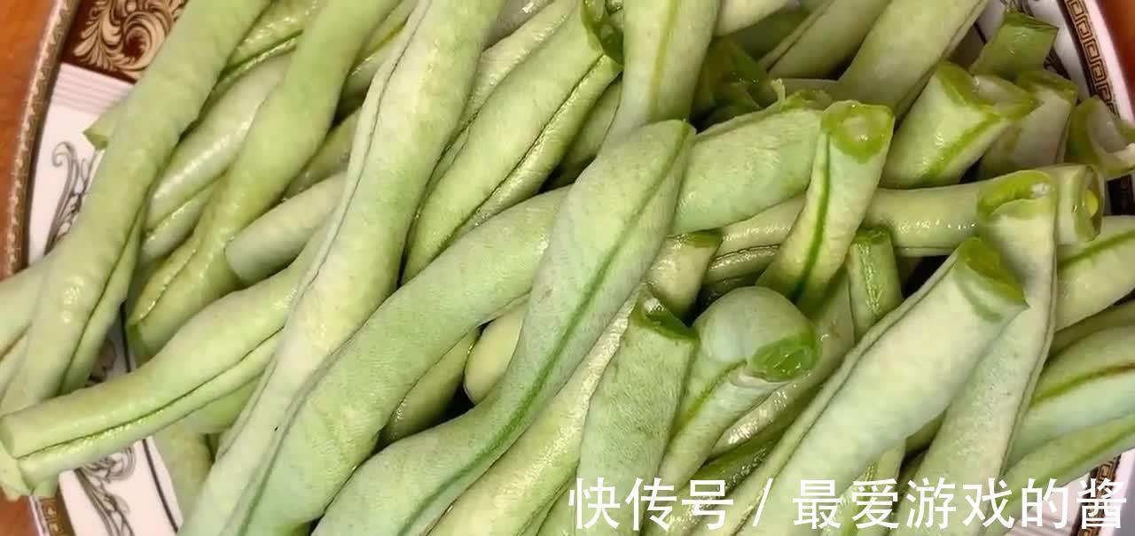 家常版豆角烧土豆，口味咸香味美营养丰富，做法简单好吃又下饭！