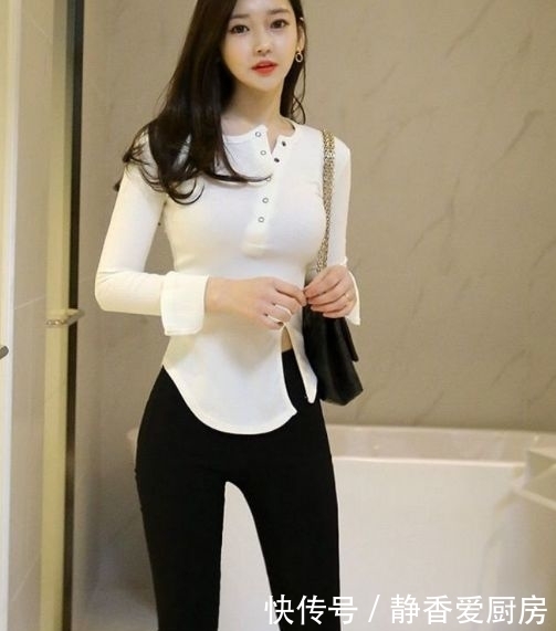 楚楚动人的小姐姐,紧身展现纤细的身材,令人赏心悦目