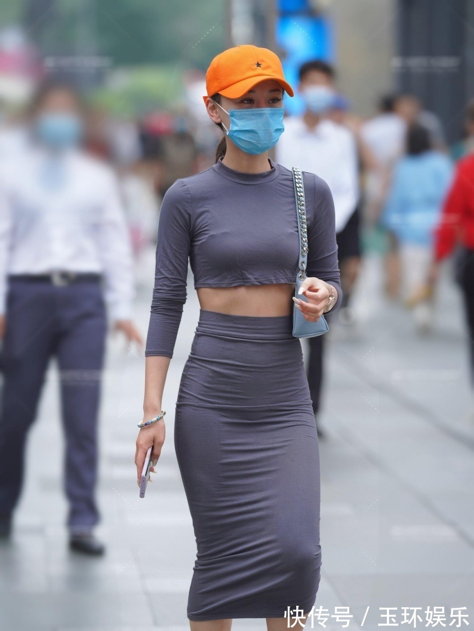 白色 白色背心的穿搭会显得轻盈很多,搭配牛仔裤完美地展现女性时尚