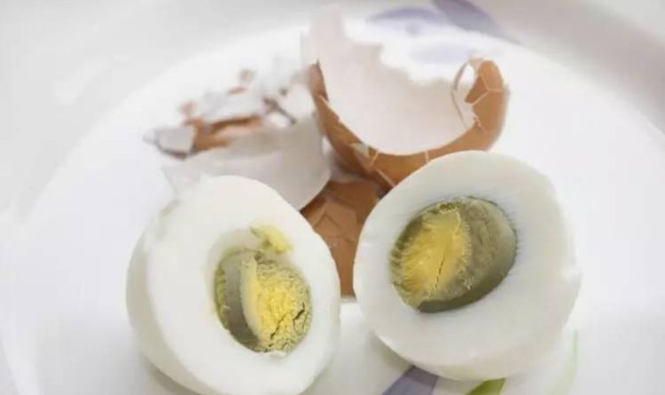 煮鸡蛋，用冷水还是开水？记住4点，香嫩又营养，蛋壳不破好剥壳