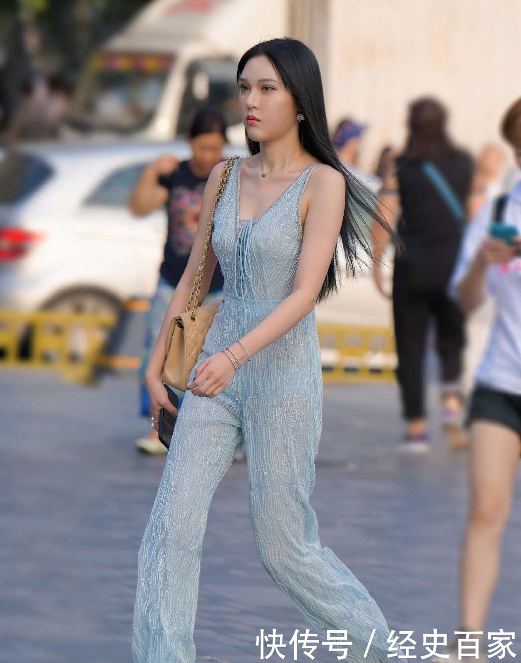 街拍:高贵冷艳的小姐姐,身穿蓝色薄纱连体裤,展现女性的轻盈感