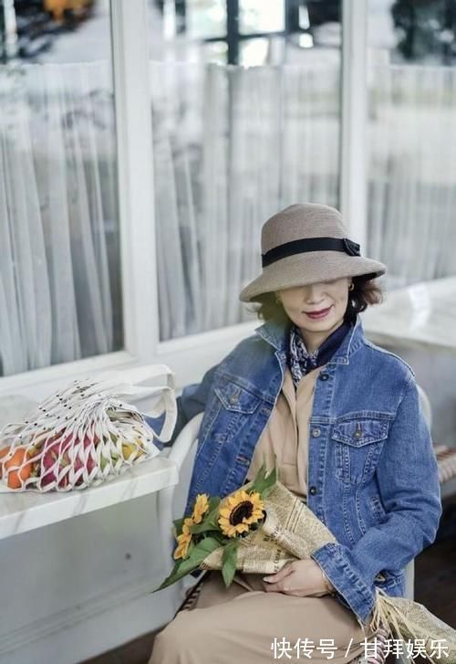 色系|女人过了40岁,少穿黑白灰!多穿这个“年轻色”,时髦显白超气质