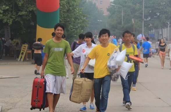 大学|大学生每月花1000元生活费，父亲知道后怒吼：上大学不是去享受的！