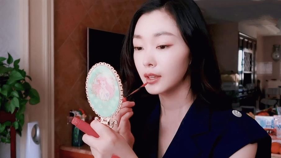 宋轶录化妆vlog，“素颜照”被疯传，女粉：不怕脱粉吗