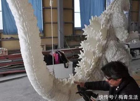 微笑|世上最贵的哥斯拉手办，39W轻松抱回家，网友你想知道98亿的微笑嘛