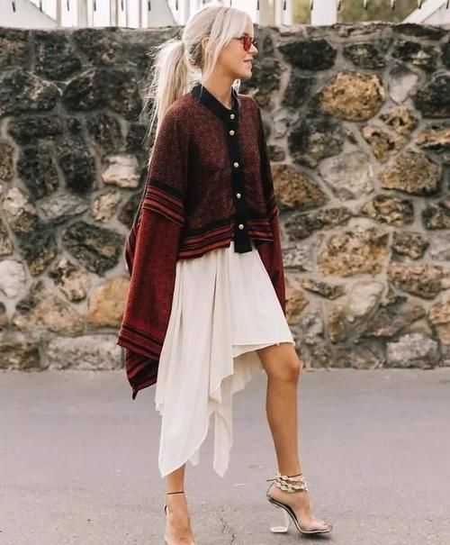 最近火了一种穿法：毛衣+半身裙，照着穿不会出错，温暖整个春天