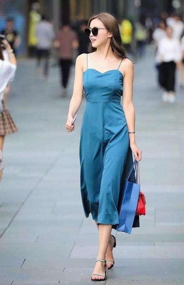街拍|街拍:牛仔裤搭配卡其色背心,运动范十足