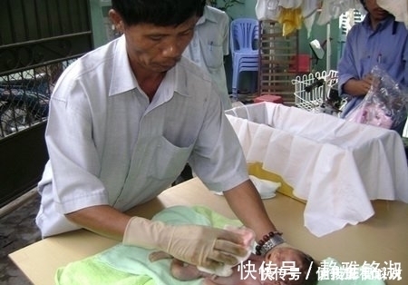 安葬|他坚持15年埋葬那些在医院堕胎的死亡婴儿,超过1万名宝宝