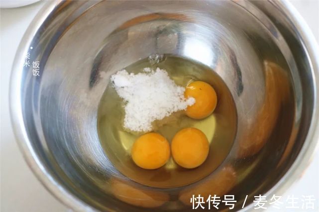 小蛋糕|3个鸡蛋，90克面粉，搅一搅做了12个蛋糕，又香又软孩子喜欢吃