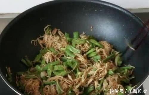 全家|面条可不要再水煮了,不如试试这做法,全家抢着吃,五分钟出一锅