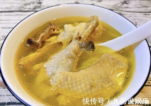 土鸡|炖鸡时，有人焯水，有人直接炖，都不对！教你一招，营养翻倍