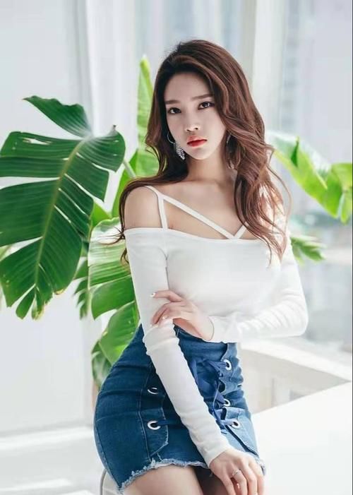 牛仔裙|展现魔鬼身材，成熟的白皙美女, 绑带牛仔裙这样穿才能更显女人味