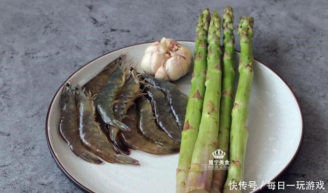 这蔬菜9块钱一斤,比猪肉还贵,但吃了对身体好,所以再贵也要吃!
