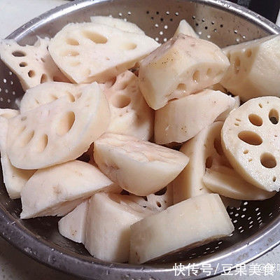 说起家常菜,莲藕炖猪蹄不能少