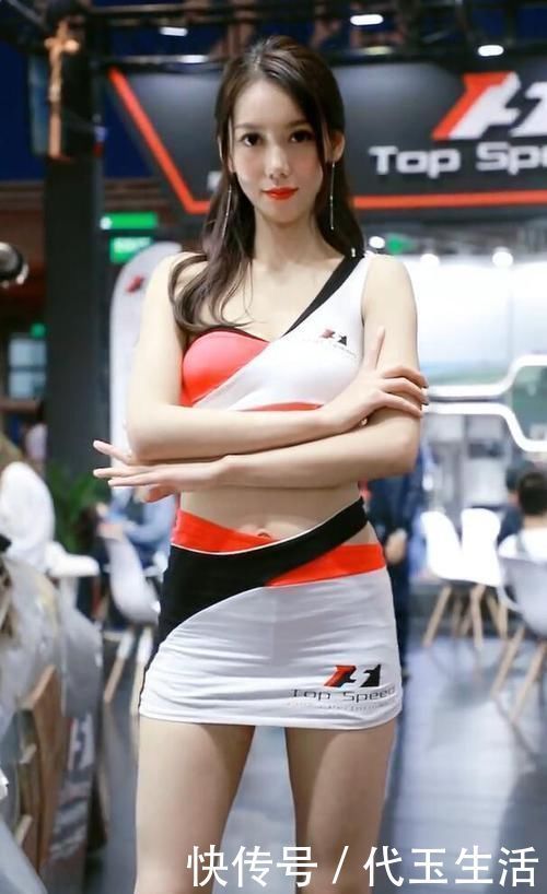 气息|白色凸显美艳气息，车展美女搭配美丽而不轻佻