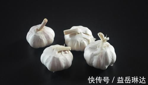 剥大蒜别再用刀拍了，只需借助它，快速又不伤手，方法太棒了