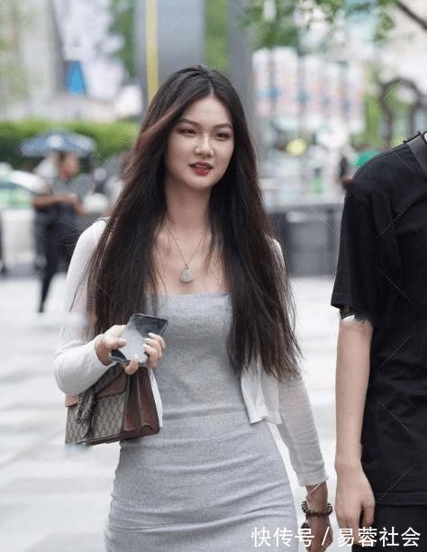 高跟鞋 灰色连衣裙和白色大衣搭配,配色高级,气质出众