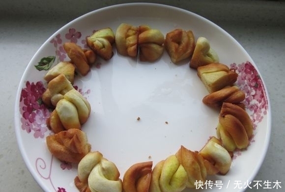 土鸡焖花卷|饭菜一锅出懒人必备,教你制作特色美食土鸡闷花卷,花卷比肉还香