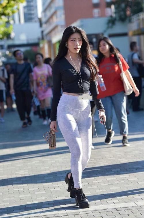 小蛮腰|街拍：黑色上衣搭配花纹长裤，彰显自信女人魅力风采