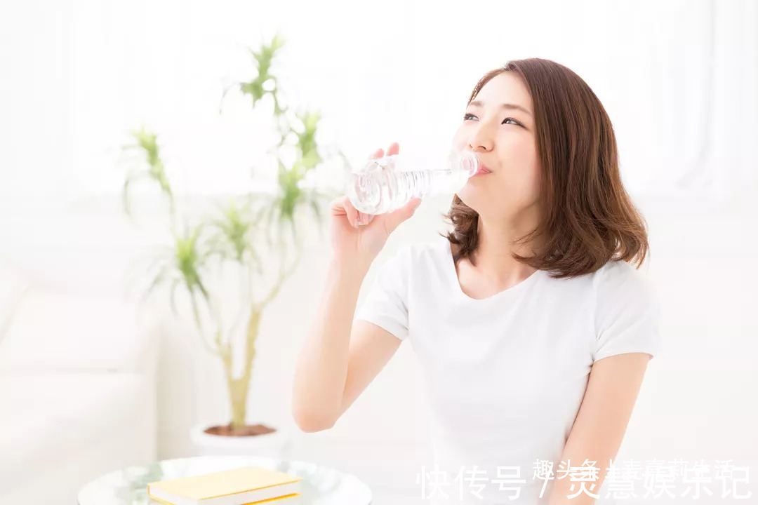喝水|7个减肥“秘诀”:早上2坚持,晚上2绝对,吃饭3基本