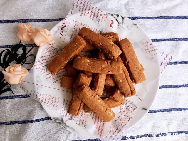 花生做成|花生还能怎样吃此款酥脆的花生小饼干,吃完一根就会想吃第二根