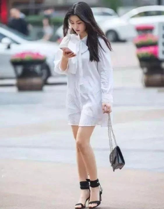 街拍：小姐姐的穿搭自带温柔气质，细腻中又带着优雅感，十分治愈