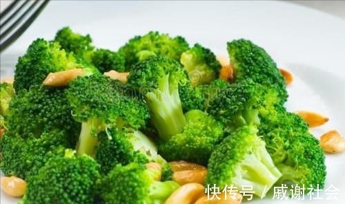 炒西兰花,直接下锅还是先焯水?饭店大厨教你一招,爽脆又入味