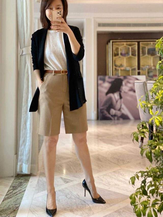 紧身裤|不挑年龄的“红色”T恤,搭配牛仔裤简约又通勤,可甜可咸