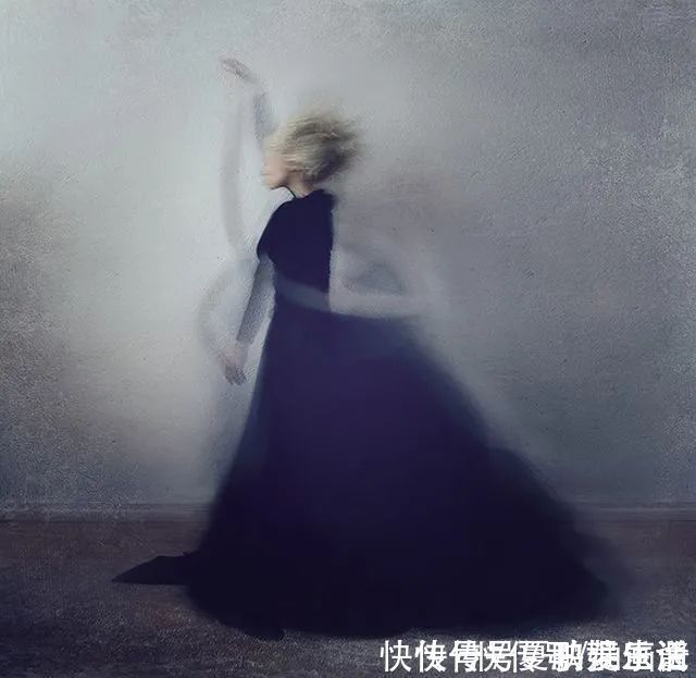 骑自行车|这画面真是绝了,女孩横躺在水里骑自行车,让人看上一眼就忘不了