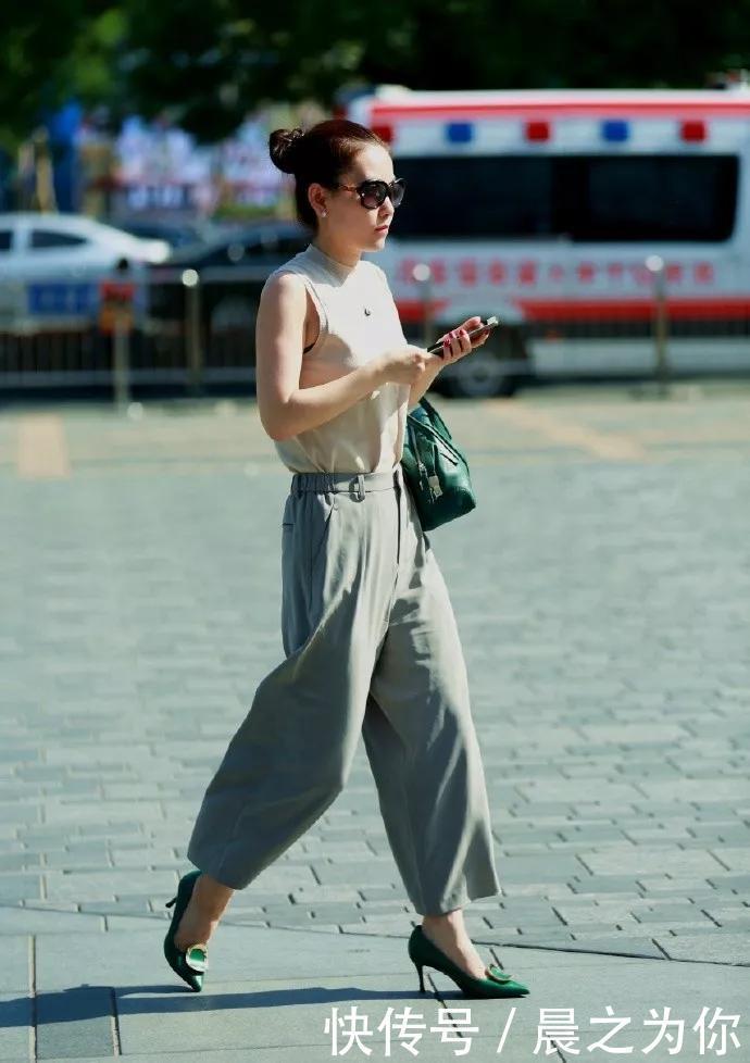 街拍：高腰短裤，搭一双尖头的铆钉高跟鞋，时尚气质又非常洋气