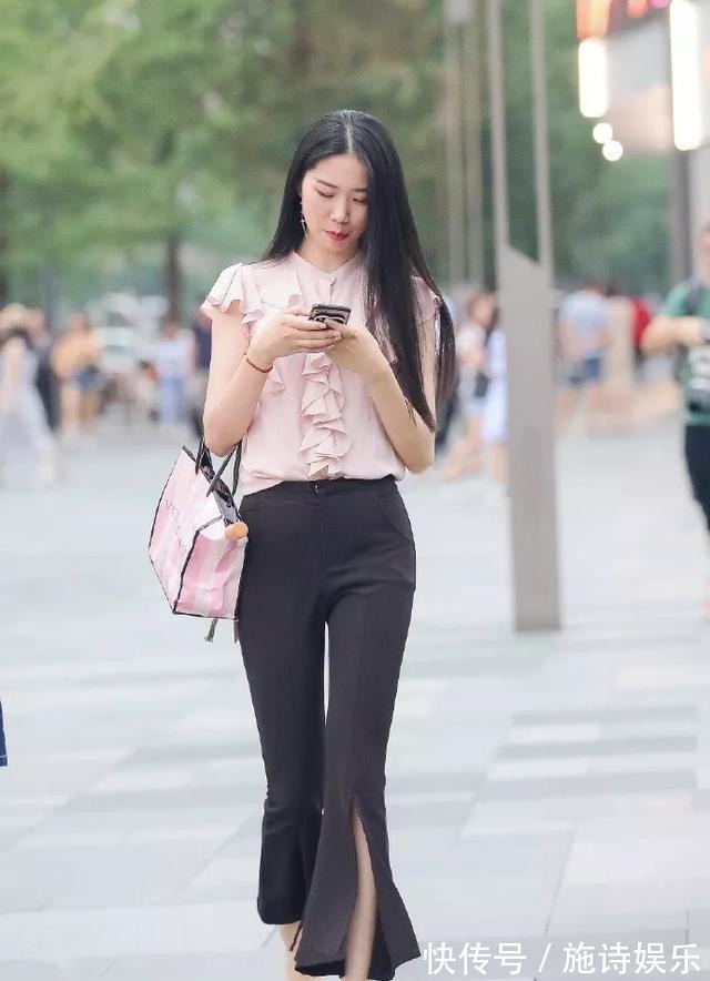 身上穿着 美女脚上一双红色高跟鞋,让整体的黑色搭配也显得特别的青春靓丽