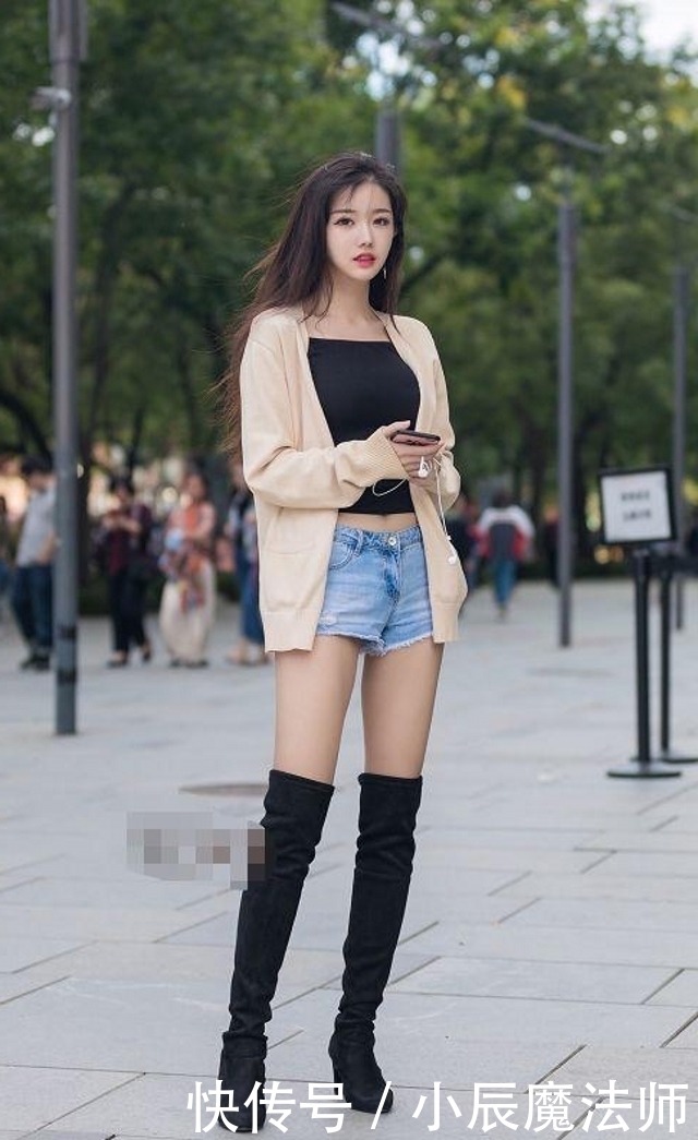 气质|路人街拍,小姐姐穿着一件短款的吊带背心,显得更加的迷人