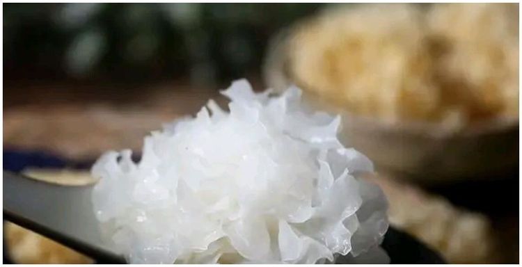 泡发银耳时，用冷水还是用热水？懂的人都是这样泡的，难怪出胶多