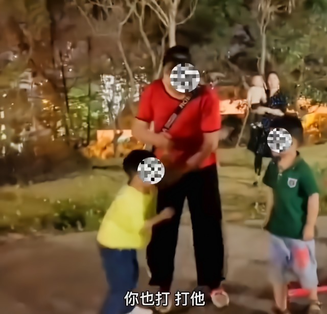 文明|两个孩子打架，吃亏一方妈妈急眼：别怂，给我打回去