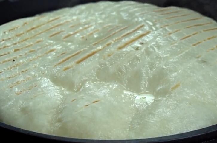 吃了20多年的饼，才知道正确的烙法，难怪之前烙的发硬还不鼓泡