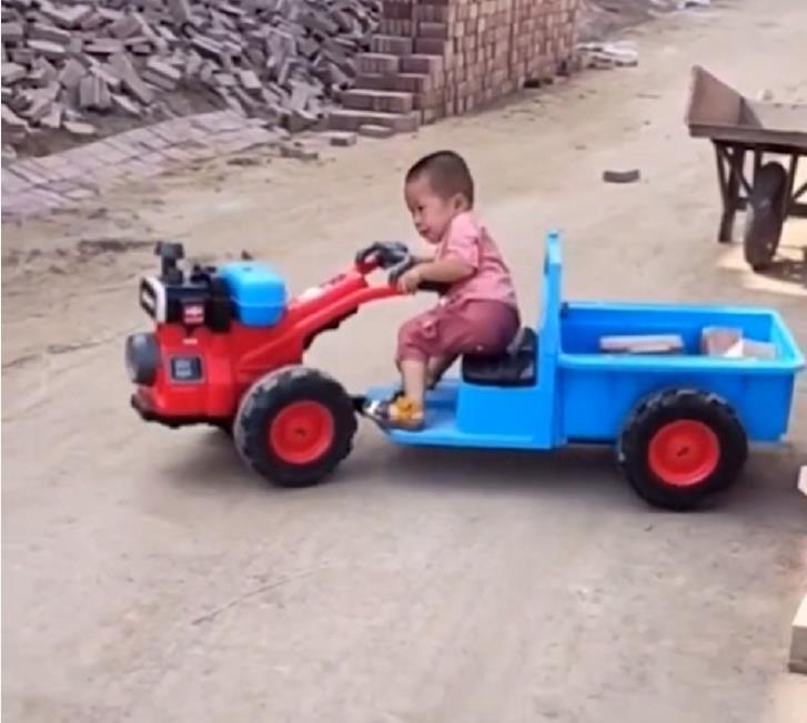 拖拉机|孩子跟爷爷住了三个月,再见时爸妈认不出,网友:论车技自愧不如