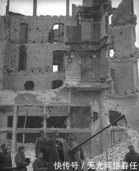德军|1945年苏军旧照,高射炮当榴弹炮,炮口抵在德军面前轰击