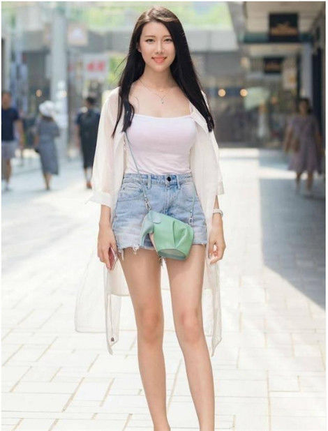 长发披肩|美女穿蓝色一字肩连衣裙,扎着高高的马尾,简洁显靓丽