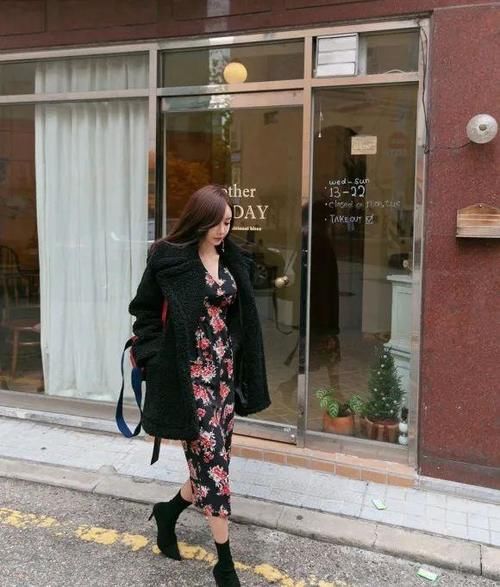 小姐姐|美女穿搭:甜刺绣雪纺裙,优雅身姿释放出来,小姐姐很自信!