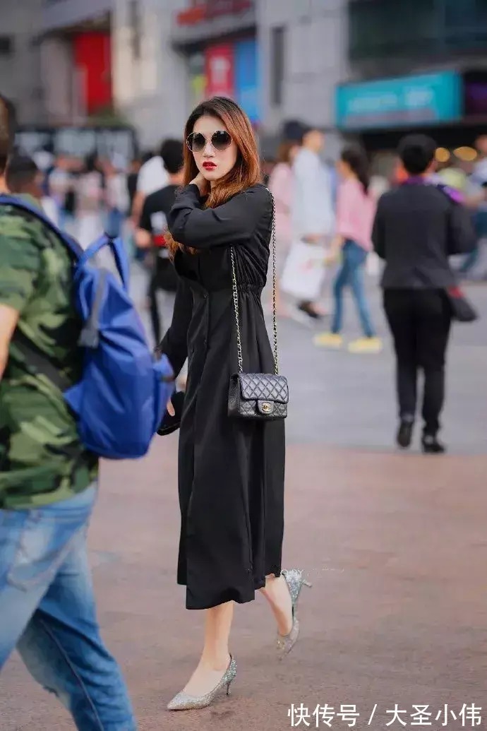 小姐姐 美女街拍:女生搭配高跟鞋出街,让自己看上去更有女人味