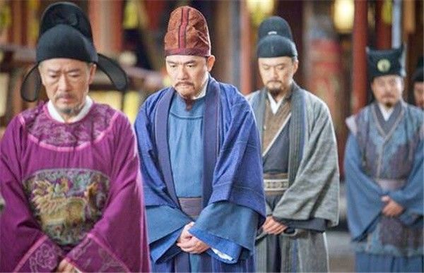 下令|皇帝偷偷在宰相衣服上烧个洞,一年后发现洞还在,下令为他开国库