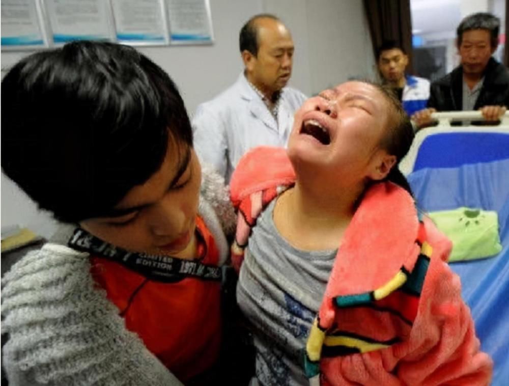 医院|儿子高烧医院排队800多号,宝妈崩溃投诉,医生:自“作”自受