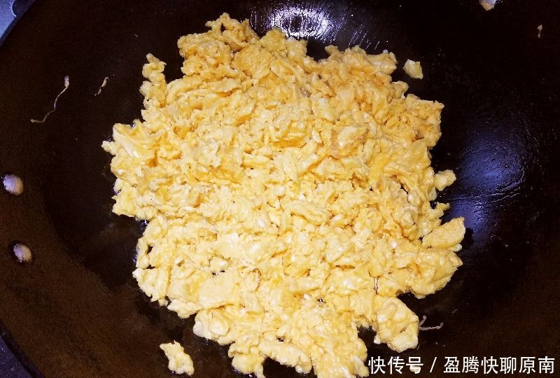 烙韭菜盒，调料施放有讲究!这么做皮酥馅鲜，韭菜翠绿不下汤