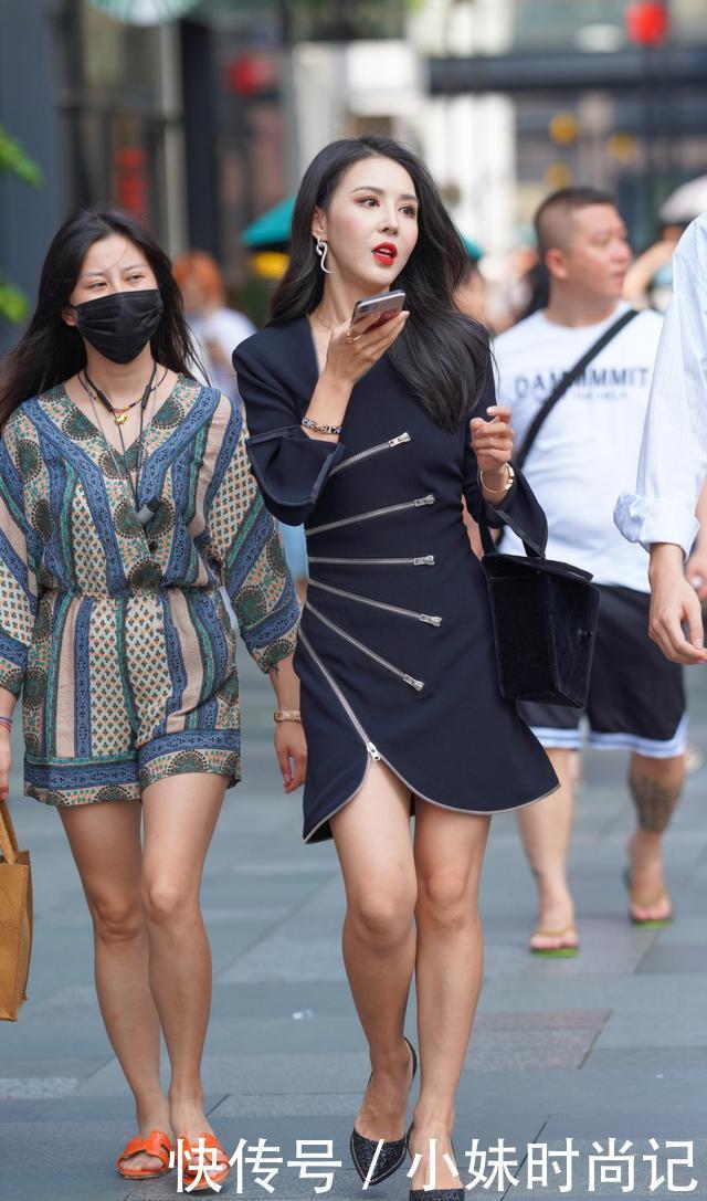 街拍:简约风格的藏青色连衣裙,加上六条拉链做装饰,精致又颇具正式感